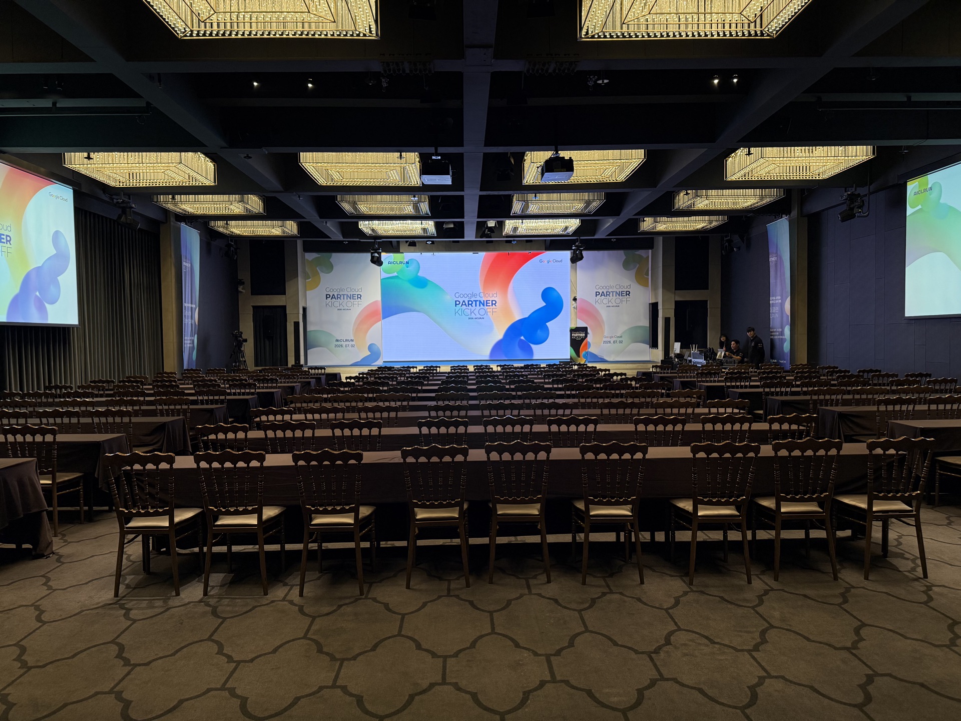무대 중앙 대형 LED월과 좌우 프로젝션 스크린 — Google Cloud Partner Kick Off 2026